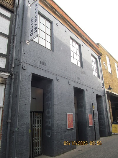 Oxford gallery façade before refurbishment